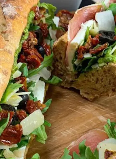 Italien (jambon italien, mozzarella, tomates séchées, pesto, roquette)